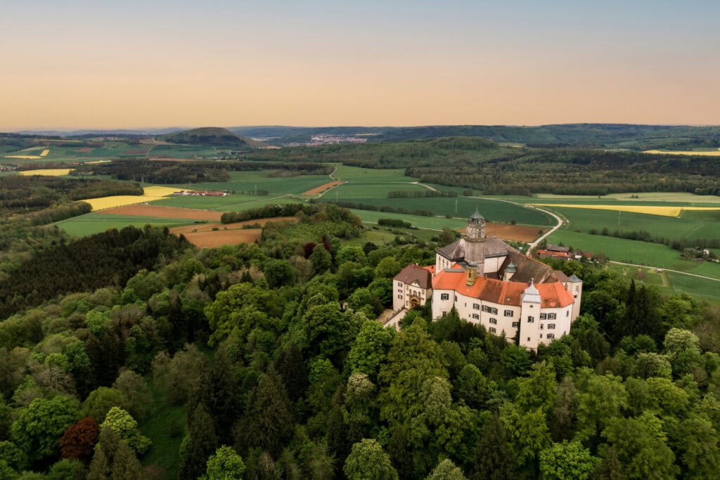 Panorama mit Drohne von Schloss Baldern in Bopfingen im Sonnenuntergang