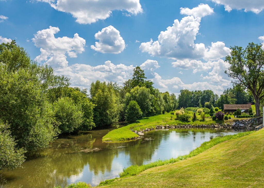 Flußlandschaft an der Kammel in Remshart Rettenbach bei Günzburg, Bayern
